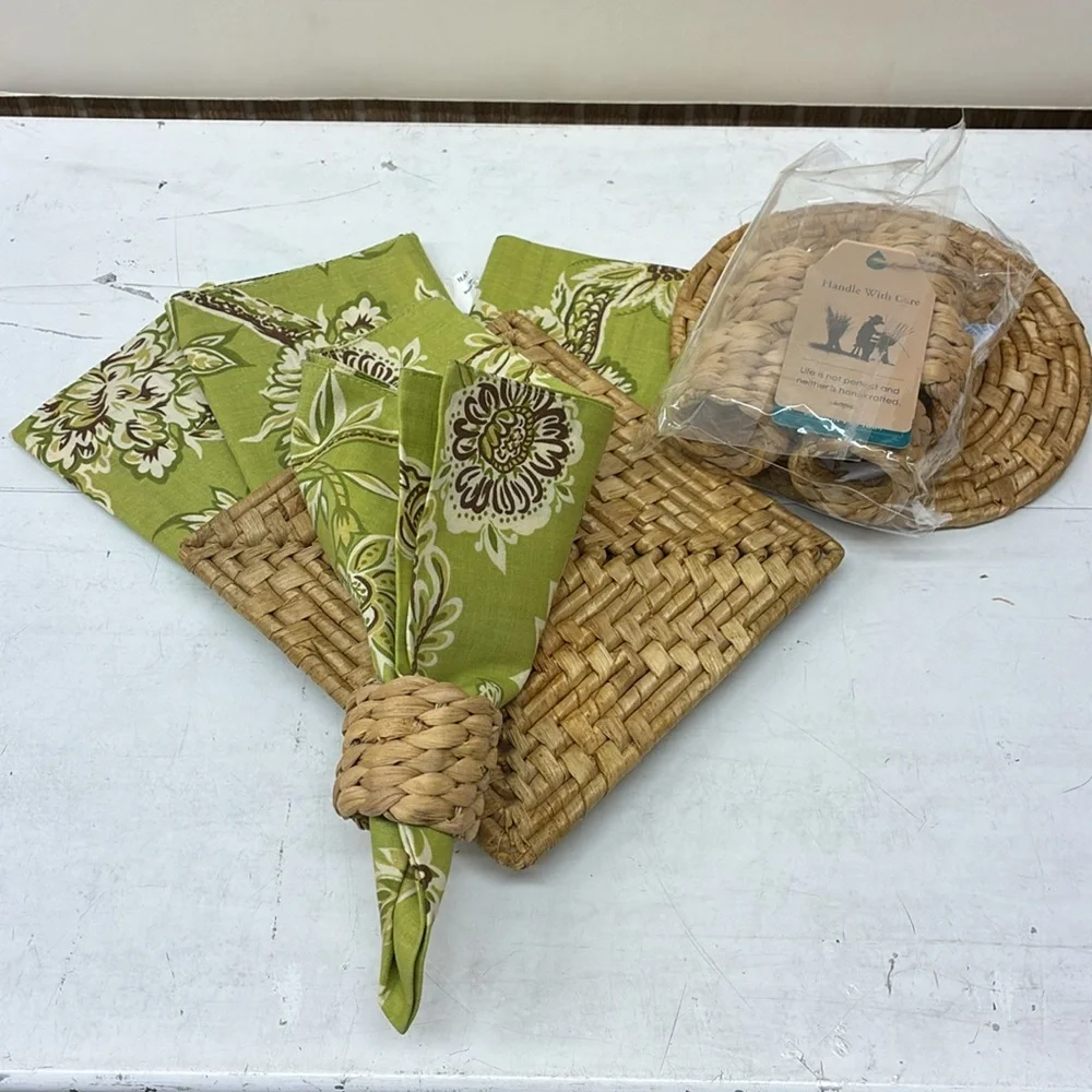 All Woven Straw Trivets+ 6 Napkin Rings+4 Napkins NIB rings  Napkins and Trivets